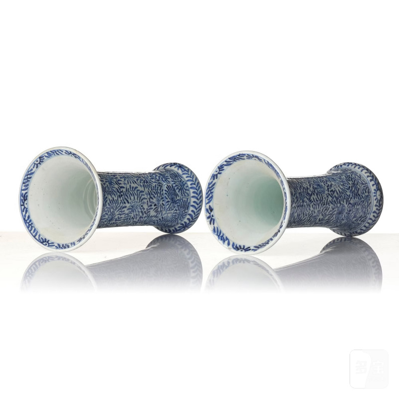 A pair of blue and white 'floral' vases, - 图5